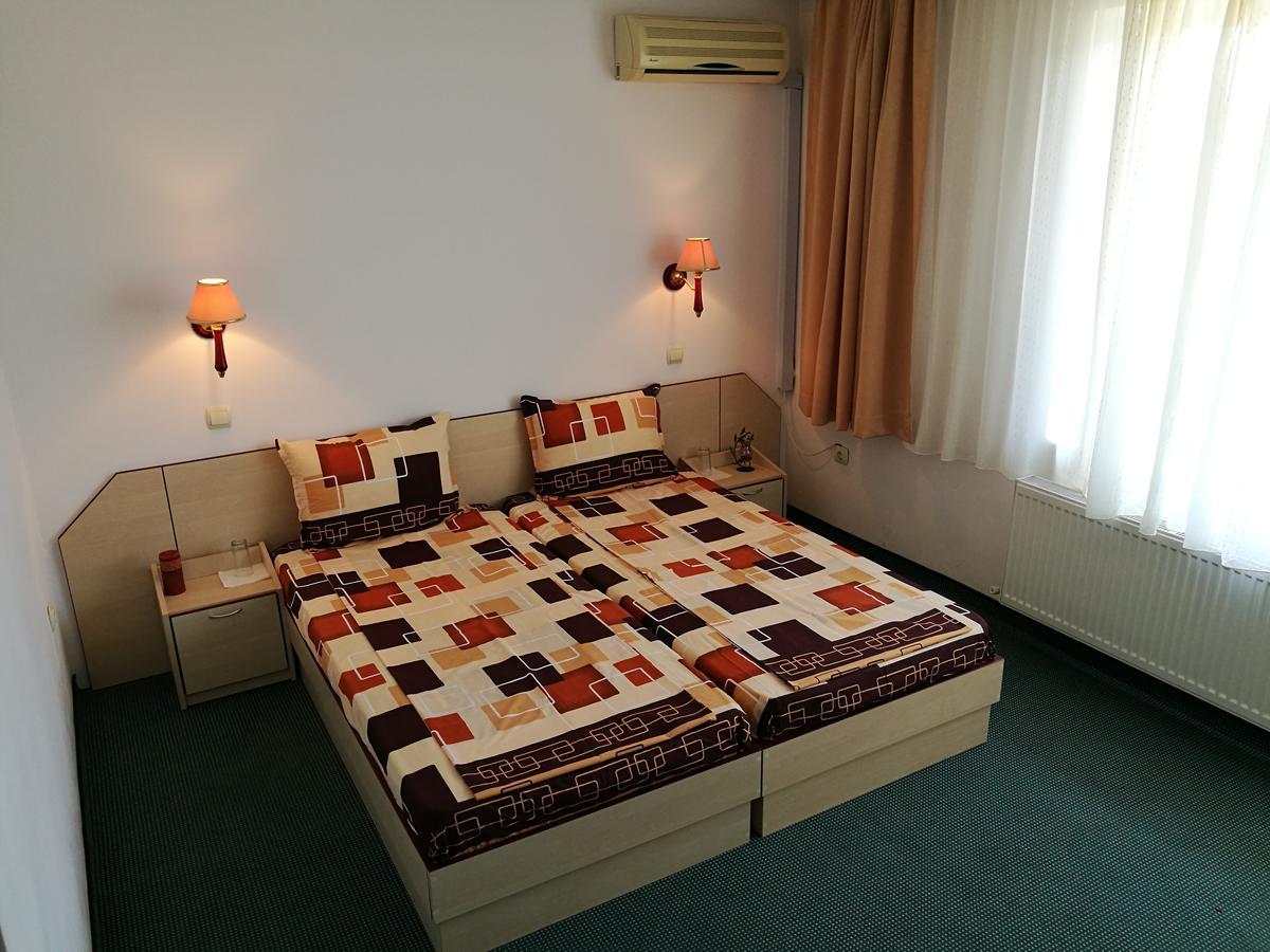 Family Hotel Lipite Tipchenitsa Esterno foto