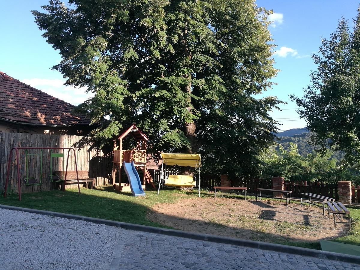 Family Hotel Lipite Tipchenitsa Esterno foto