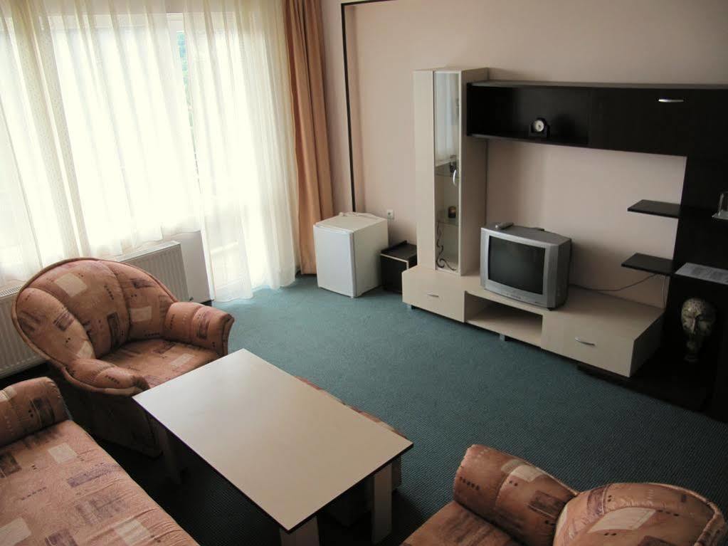 Family Hotel Lipite Tipchenitsa Esterno foto