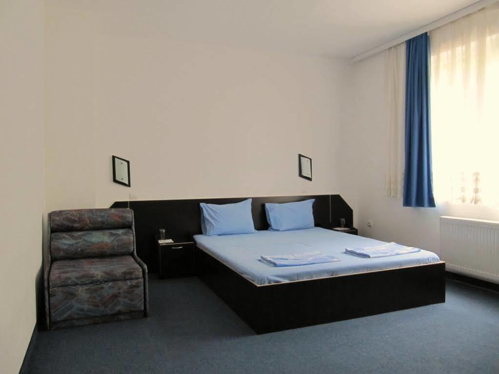 Family Hotel Lipite Tipchenitsa Esterno foto