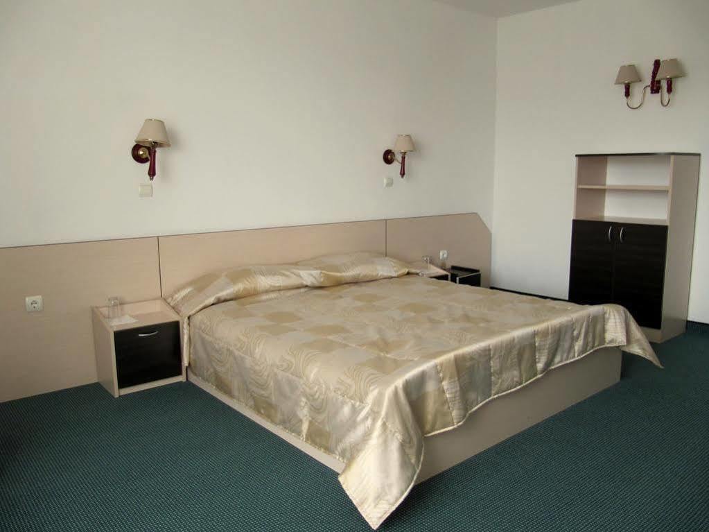 Family Hotel Lipite Tipchenitsa Esterno foto