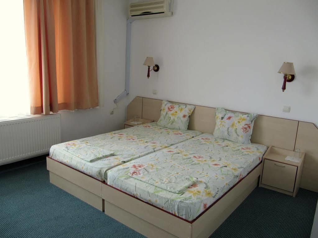 Family Hotel Lipite Tipchenitsa Esterno foto