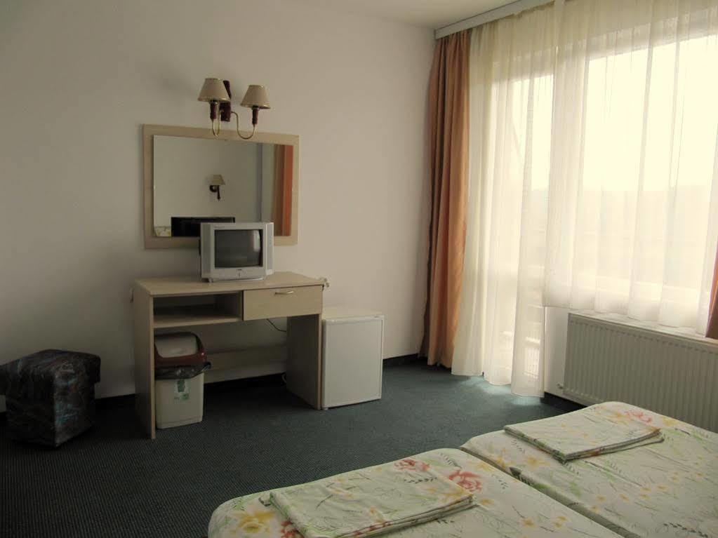 Family Hotel Lipite Tipchenitsa Esterno foto