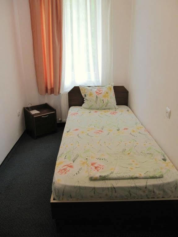Family Hotel Lipite Tipchenitsa Esterno foto