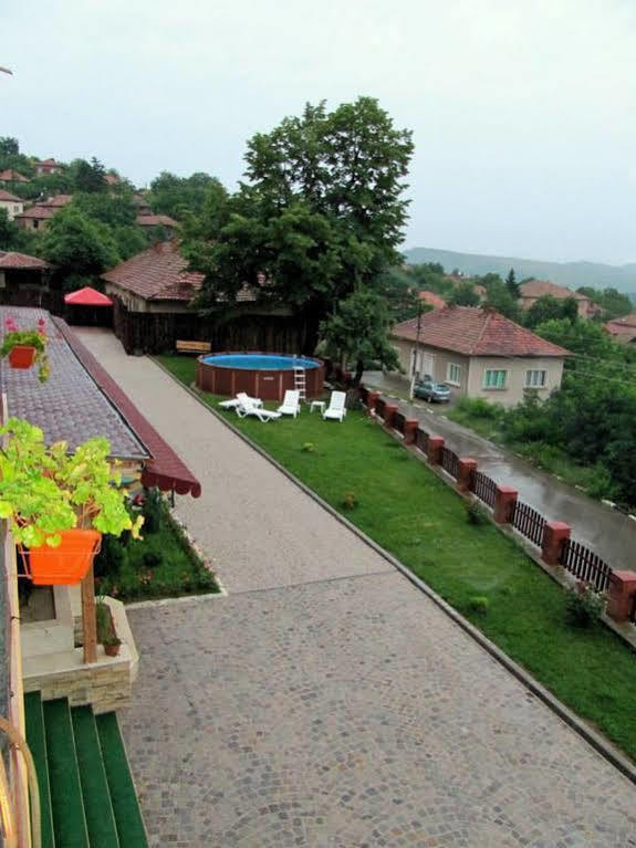Family Hotel Lipite Tipchenitsa Esterno foto