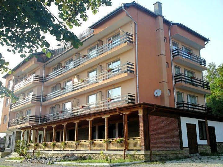 Family Hotel Lipite Tipchenitsa Esterno foto